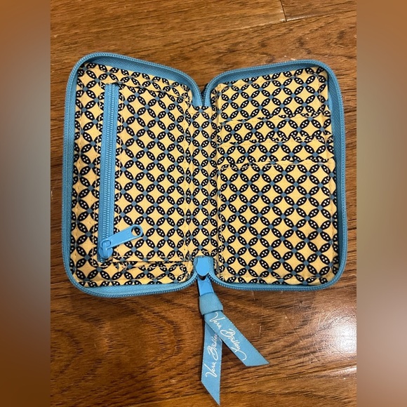 Vera Bradley Bali Blue All in One Floral Wristlet - Picture 4 of 4